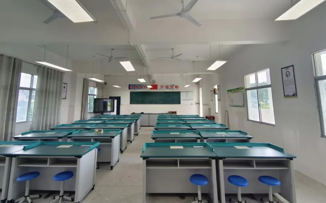 宇澤公益 | 紫光照明向贛州學(xué)校40間教室捐贈(zèng)護(hù)眼燈具